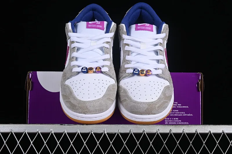 All Categories Nk SB Dunk Series Nk SB Dunk Low Low-top sneakers Cost-effective version Rayssa Leal x Nk SB Dunk Low Brazilian skateboarding goddess joint model SB low-top casual sneakers FZ5251-001